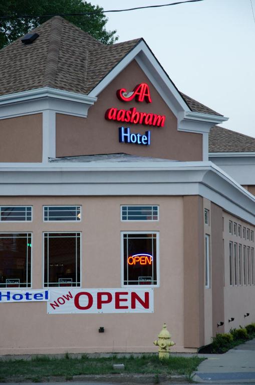 Aashram Hotel by Niagara River Main image 1